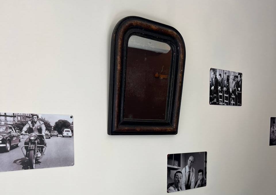 Mur d'entrée de La Marquise : miroir ancien et plaques émaillées du cinéma français